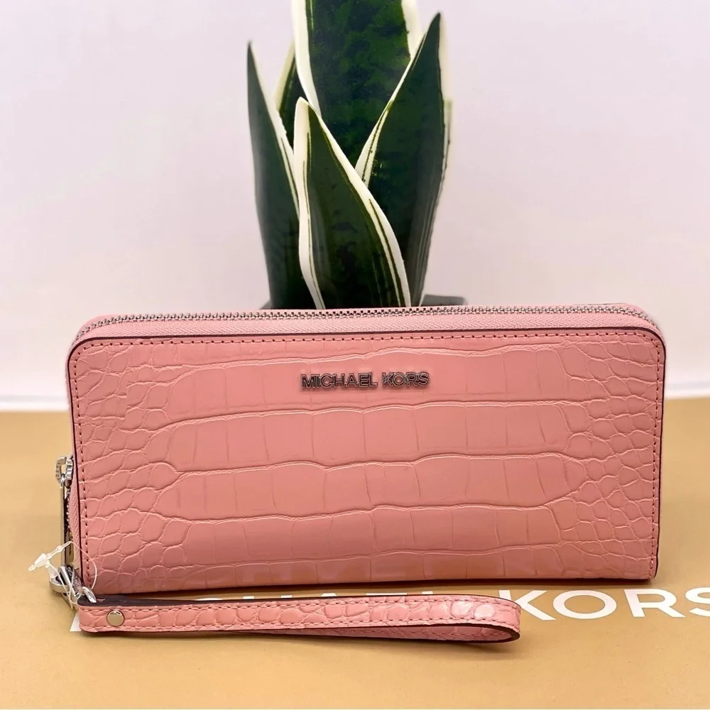 MICHAEL KORS LARGE TRAVEL CONTINENTAL WALLET WRISTLET